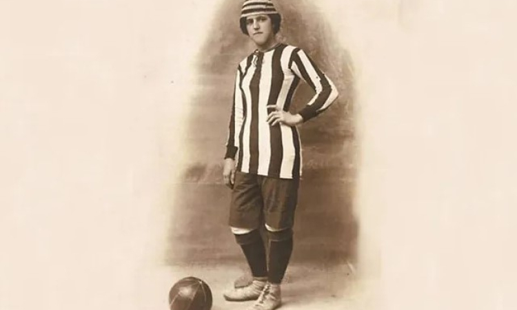 Málaga dedica una calle a Nita Carmona, la pionera que se tuvo que disfrazar de hombre para jugar al fútbol