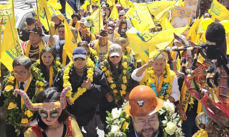 El candidato de la Alianza Unidad inició en Oruro y Potosí los cierres de campaña