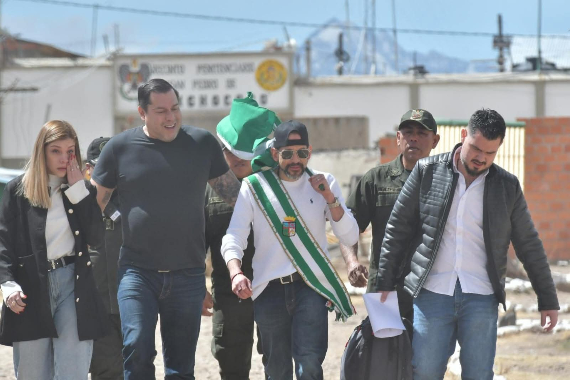 Camacho abandona Chonchocoro, firma documentos en el TDJ y retorna a Santa Cruz