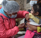 Bolivia aplica más de 1,3 millones de dosis de vacuna contra el sarampión en campaña masiva