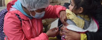 Bolivia aplica más de 1,3 millones de dosis de vacuna contra el sarampión en campaña masiva