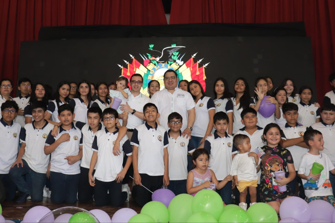 Fiscal entrega simbólicamente la Ley Nº 1636 para proteger a la niñez y adolescencia