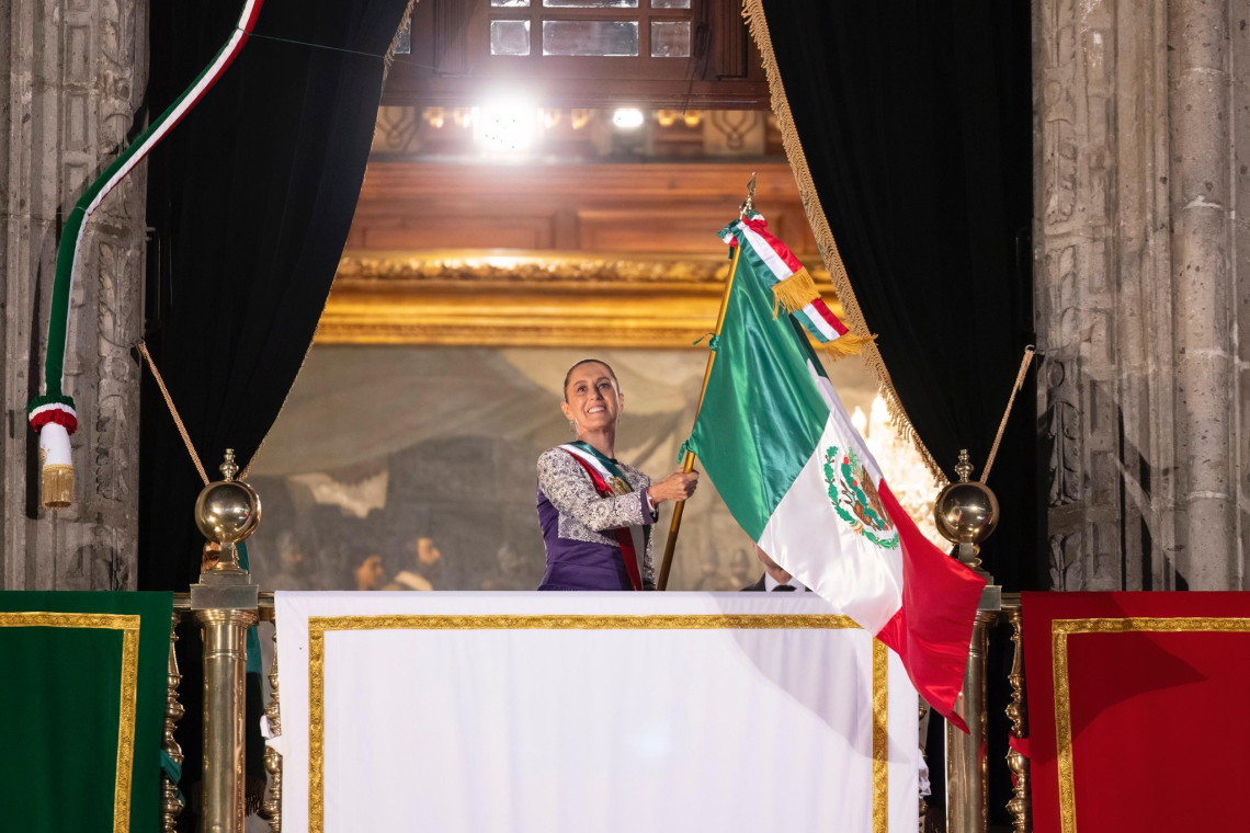 “Vivan las heroínas anónimas”: Sheinbaum dedica el Grito a mujeres, indígenas y migrantes 