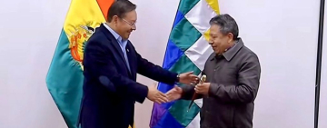 Arce entrega Bastón de Mando a Choquehuanca y parte a la 80ª Asamblea General de la ONU