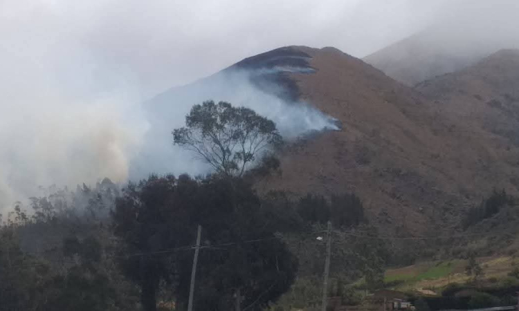 Defensa Civil se desplaza para controlar incendio forestal en Pocona