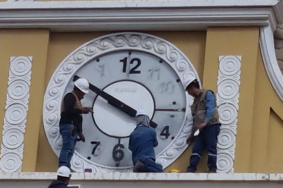 El histórico reloj de Plaza Murillo deja de funcionar incorrectamente 