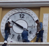 El histórico reloj de Plaza Murillo deja de funcionar incorrectamente 