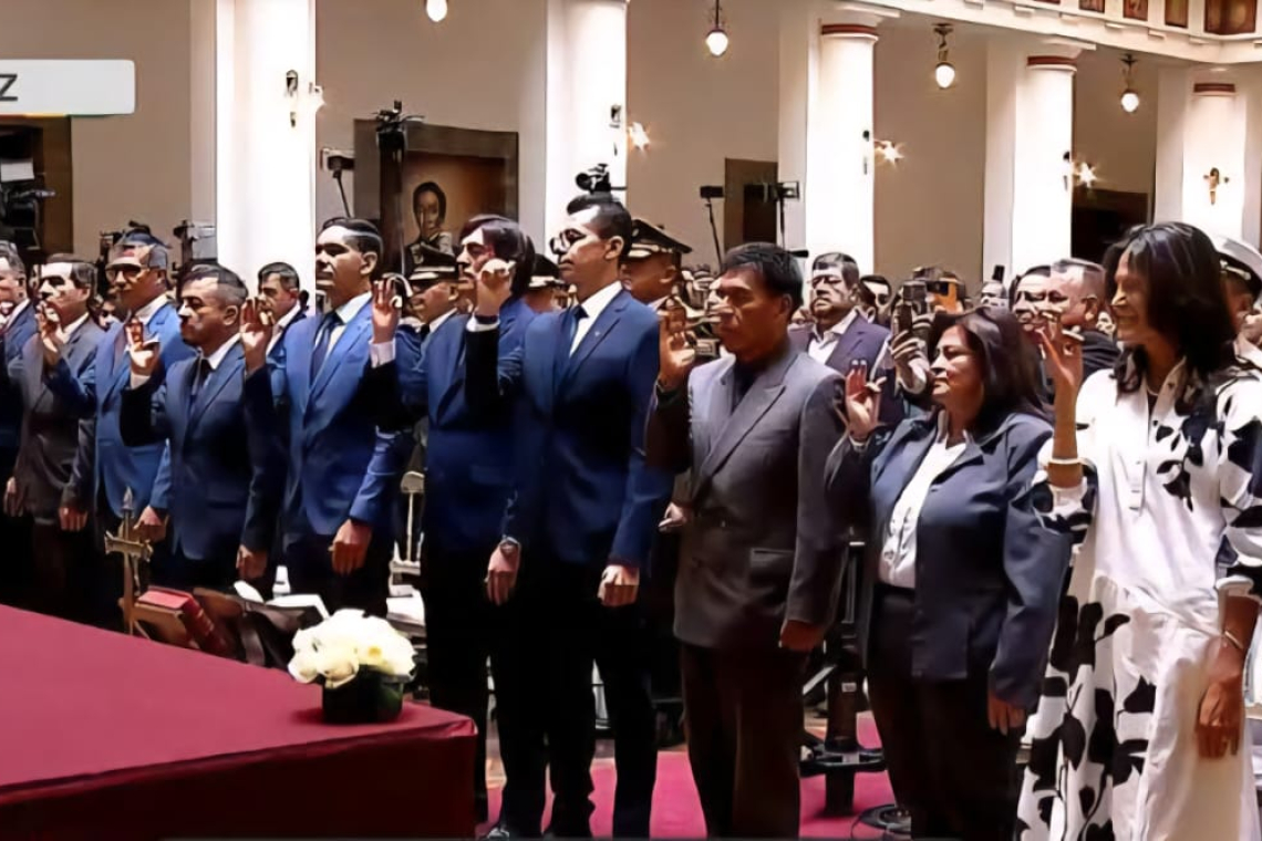 Presidente Paz posesiona a su gabinete y pide trabajar 24/7 para Bolivia 