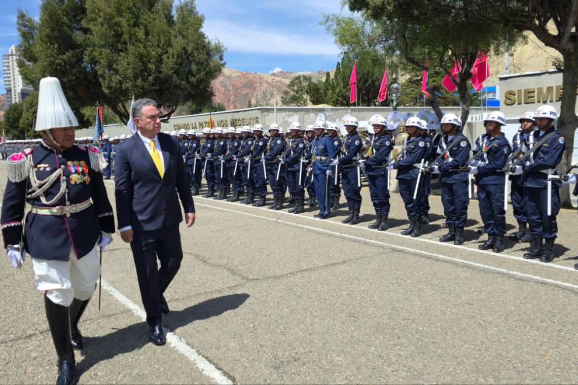 Ministro de Defensa pide a las FFAA ser defensores de la economía nacional