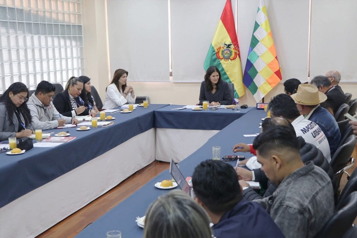 Ministra de Educación y magisterio establecen agenda de trabajo