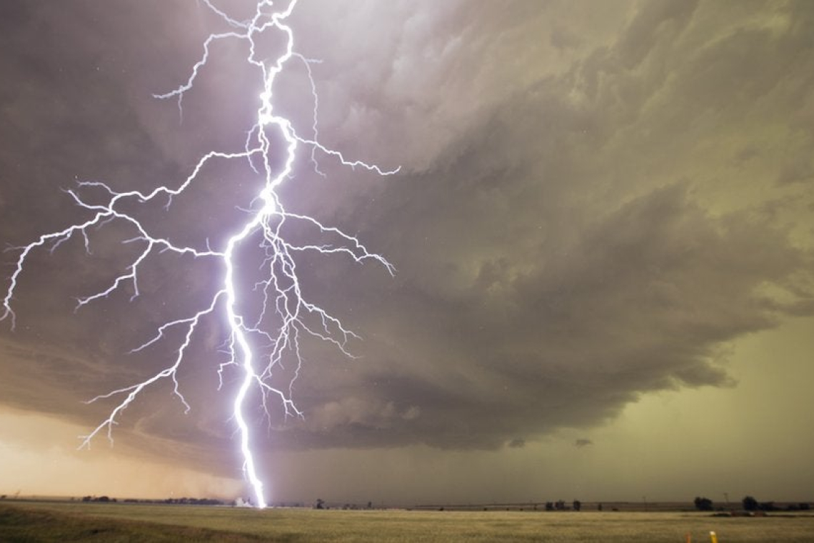 Un rayo mata a una mujer que vendía helados en un balneario de Oruro
