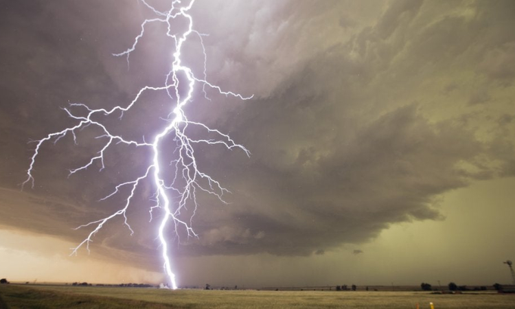 Un rayo mata a una mujer que vendía helados en un balneario de Oruro