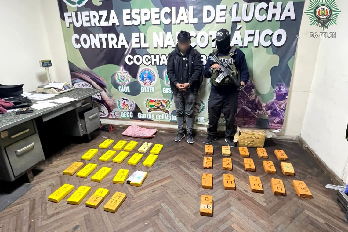 FELCN confisca de un bus 35 paquetes de sustancias controladas