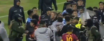 17 jugadores expulsados y gases lacrimógenos: gran escándalo en un partido de fútbol
