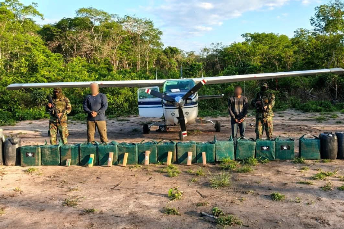 Intervención área detecta pista clandestina y se confisca casi 500 kg de cocaína y marihuana