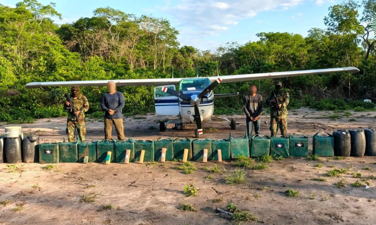 Intervención área detecta pista clandestina y se confisca casi 500 kg de cocaína y marihuana
