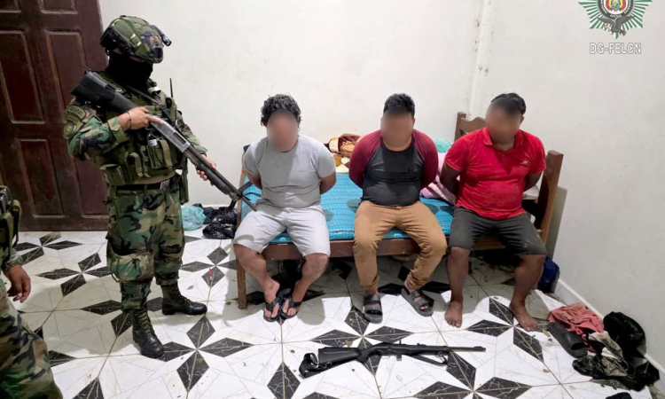 UMOPAR captura a 4 bolivianos y un extranjero en posesión de armas de fuego y cocaína