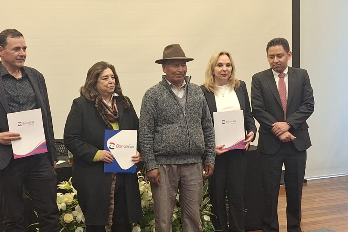 Banco FIE y Delizia firman alianza para el desarrollo de 750 lecheros