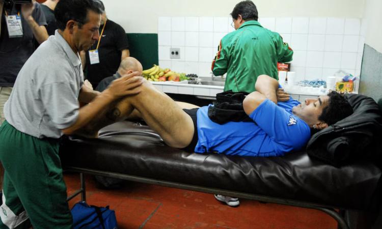 “Vos y yo sabemos cómo es esto”: la intimidad de una charla en el vestuario el día que Maradona jugó un partido benéfico en Bolivia
