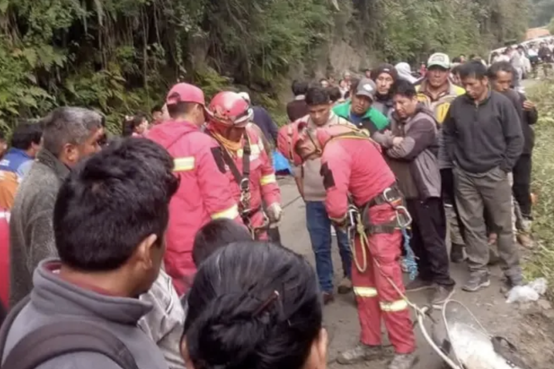 Camión cae al río en Los Yungas y deja varios fallecidos y heridos