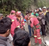 Camión cae al río en Los Yungas y deja varios fallecidos y heridos