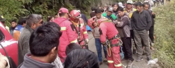 Camión cae al río en Los Yungas y deja varios fallecidos y heridos