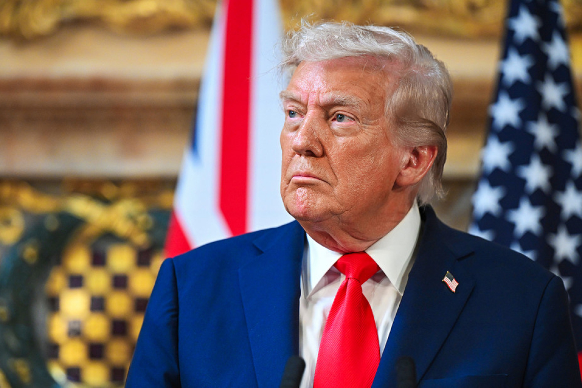 Trump: "Venezuela está completamente rodeada por la Armada más grande jamás reunida en la historia de Sudamérica" 