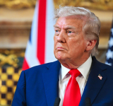 Trump: "Venezuela está completamente rodeada por la Armada más grande jamás reunida en la historia de Sudamérica" 