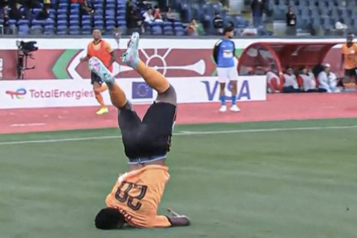 Futbolista casi se rompe el cuello durante la celebración de un gol