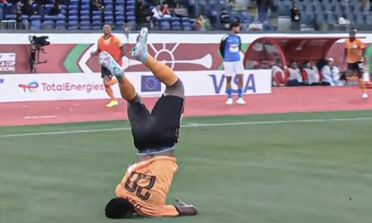 Futbolista casi se rompe el cuello durante la celebración de un gol