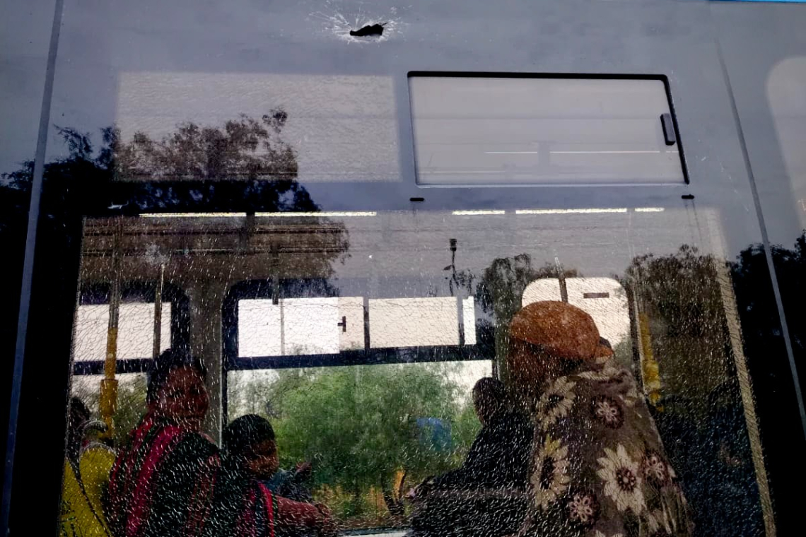 Bloqueadores apedrean la Línea Roja de Mi Tren y suspenden sus operaciones