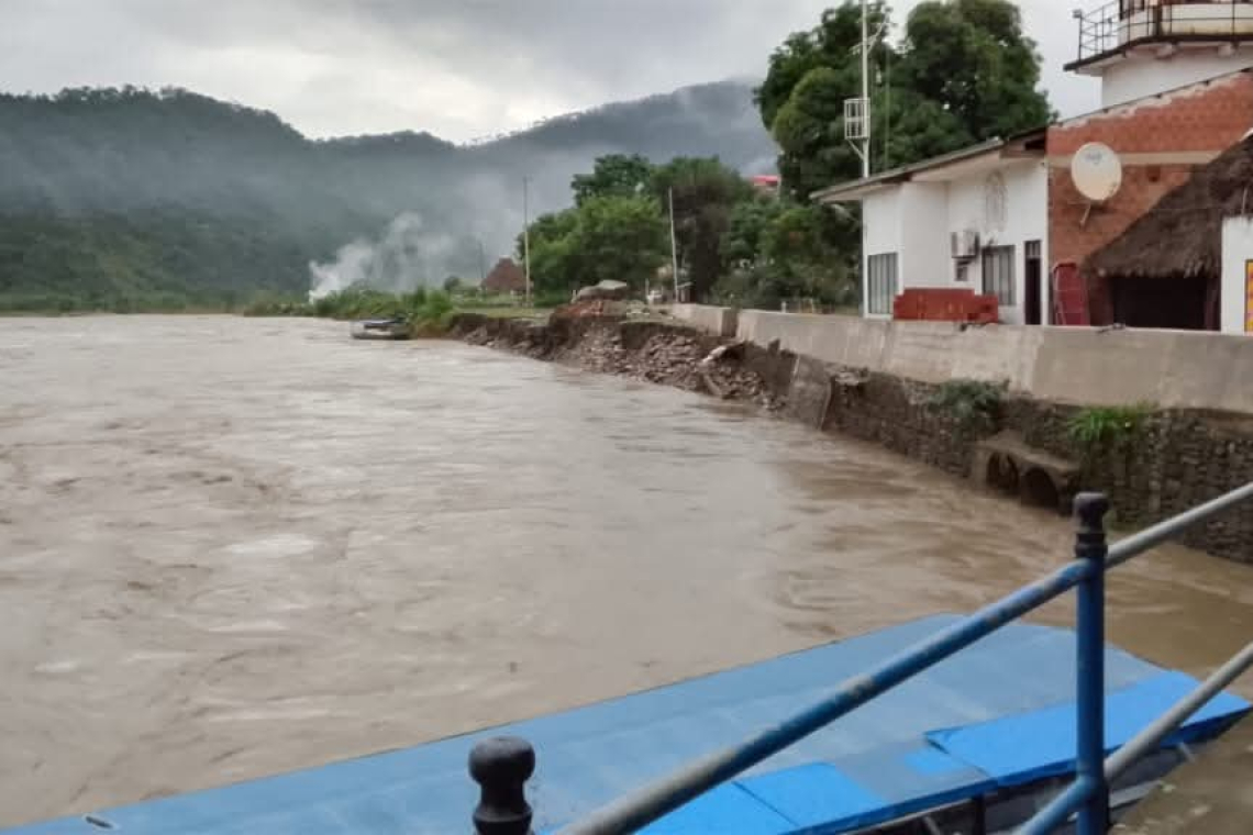 Navales rescatan a cinco jóvenes tras el desborde del dío Mapiri