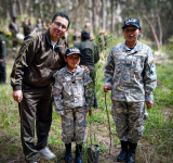 Policías y voluntarios reforestan áreas de zona Ferroviaria en La Paz