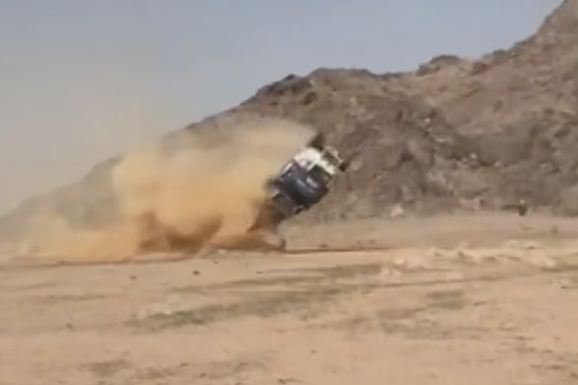 El brutal accidente de Jesús Calleja en el Dakar durante la etapa 5: dio varias vueltas de campana