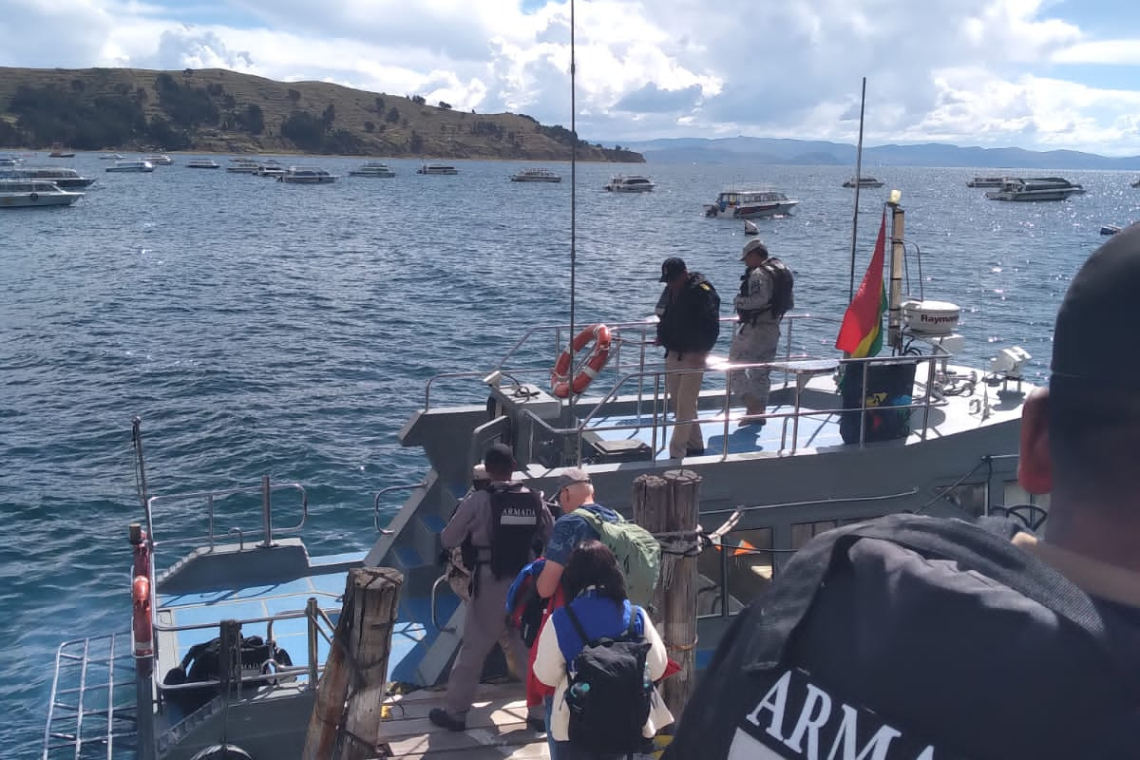Navales evacua a 214 turistas retenidos en Copacabana, la Armada ratifica compromiso humanitario