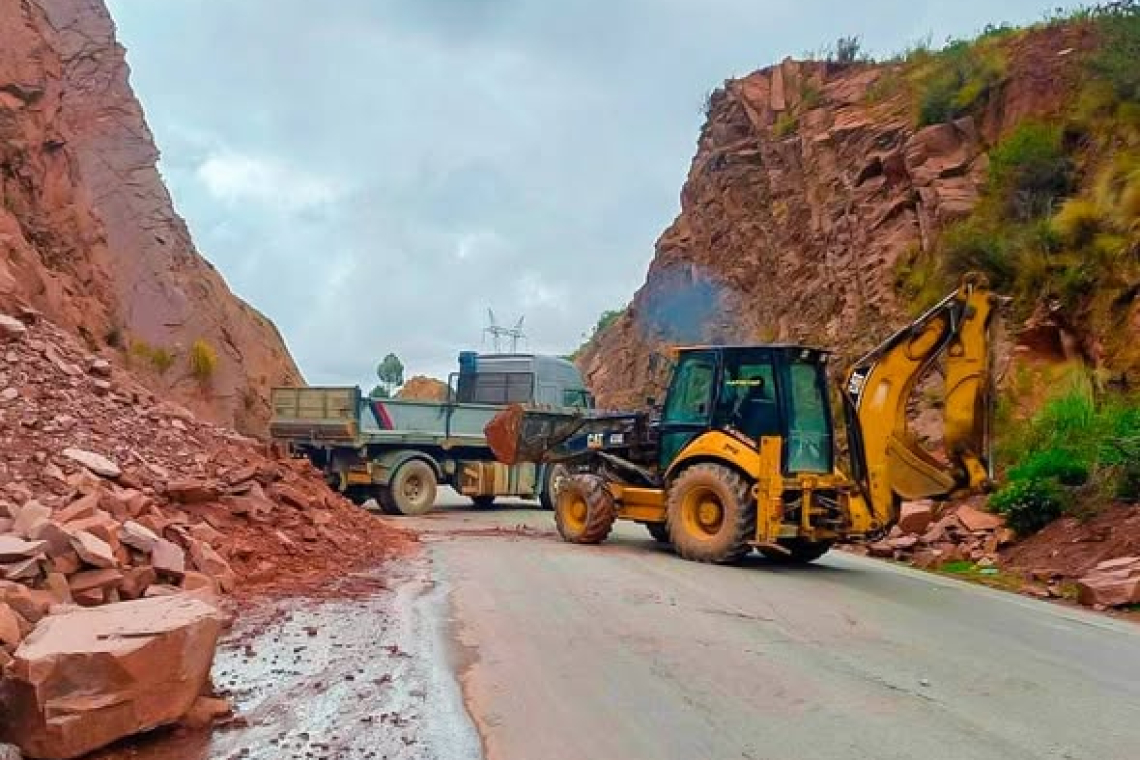 Carretera Oruro–Cochabamba se encuentra transitable tras atención de derrumbes