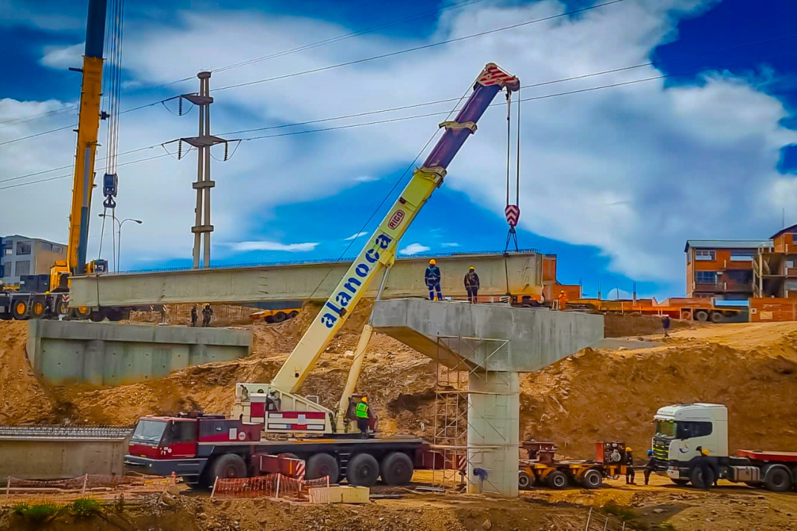 ABC inicia colocado de vigas postensadas para la construcción del puente Río Seco en El Alto 