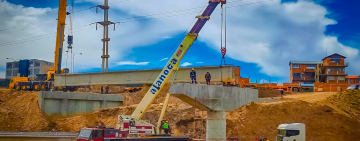 ABC inicia colocado de vigas postensadas para la construcción del puente Río Seco en El Alto 