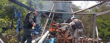 En Río Toromona incineran tres carancheras en intervención contra la minería ilegal