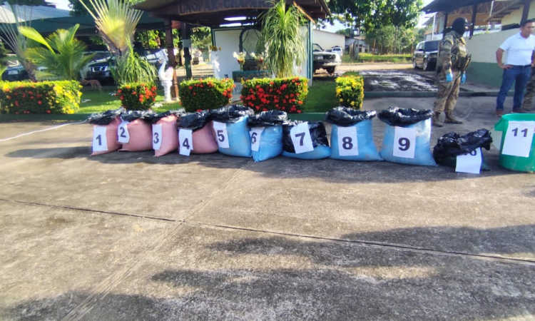 Precursores, armas y 400 kg de cocaína son confiscados en un laboratorio en Villa Tunari