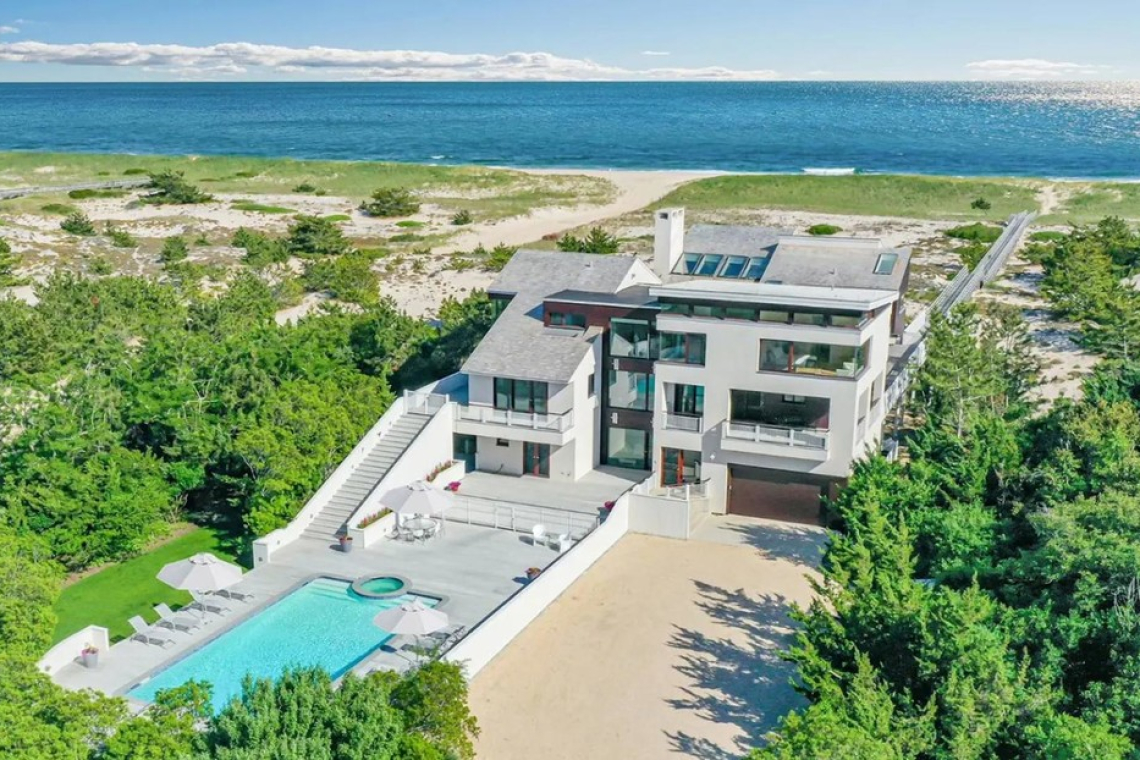 Epstein planeó "fines de semana de chicas" en un lujoso destino vacacional con extrañas pernoctaciones 