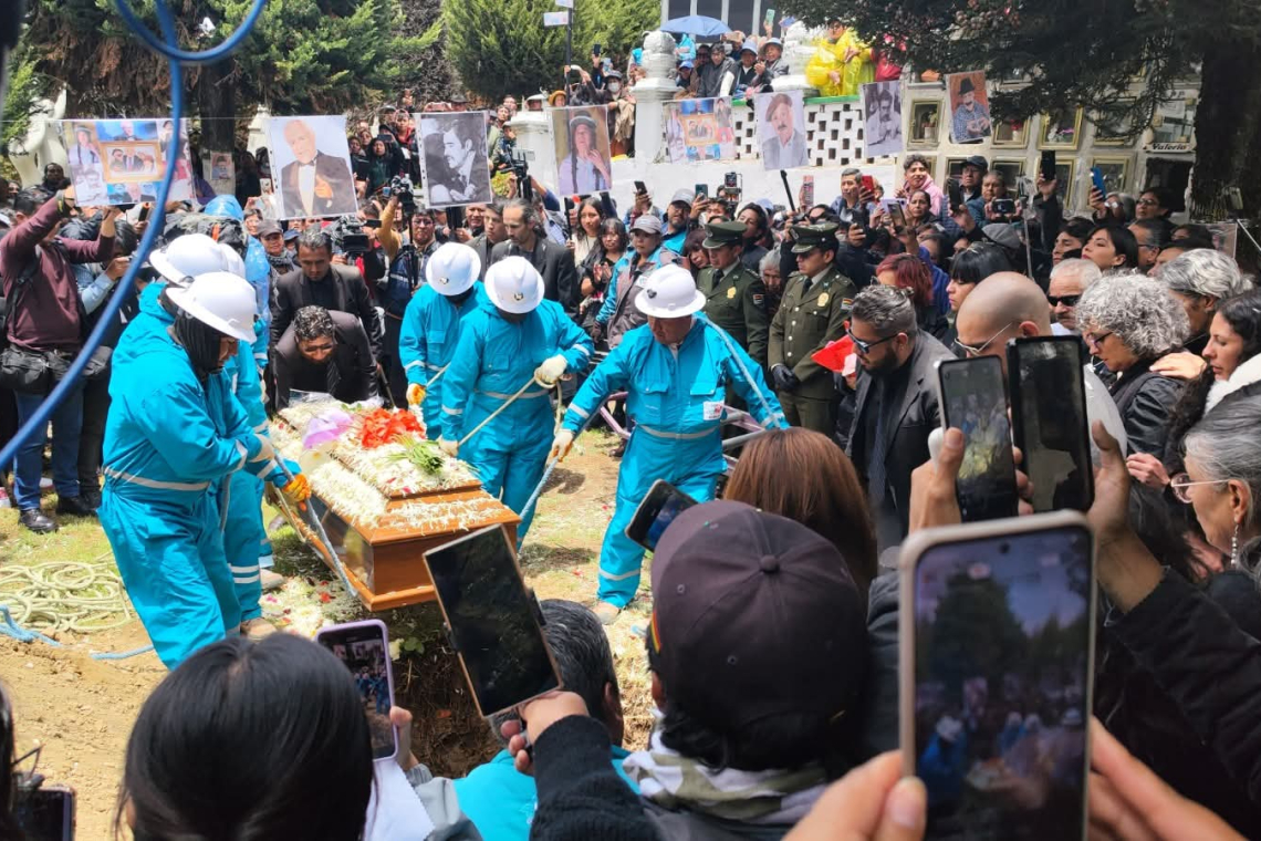 La Paz le dio el último Adiós al maestro Santalla, entre sollozos y aplausos 