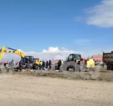 Con maquinaria pesada retiran los restos del avión Hércules accidentado en El Alto