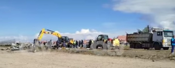 Con maquinaria pesada retiran los restos del avión Hércules accidentado en El Alto