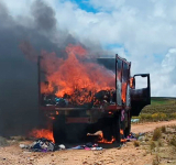 Aduana Nacional incinera camión con fardos de ropa usada en La Paz