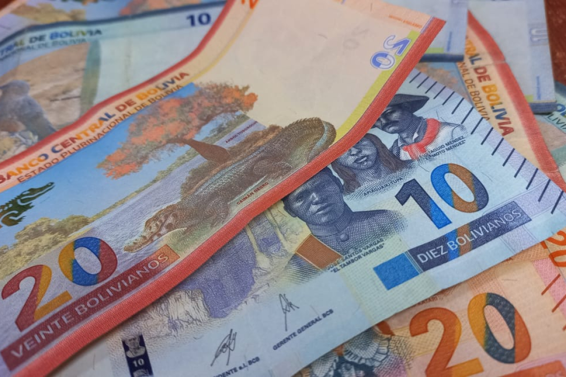 Espinoza rechaza legalizar billetes del accidente aéreo, aunque afirma que la Asamblea es “libre de hacer eso”