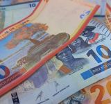 Espinoza rechaza legalizar billetes del accidente aéreo, aunque afirma que la Asamblea es “libre de hacer eso”