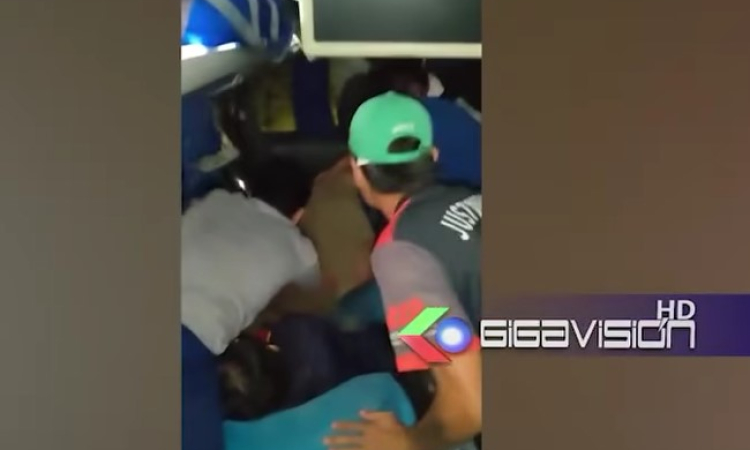 Roca se desprende e impacta contra un bus en la vía Santa Cruz – Cochabamba: reportan fallecidos y heridos