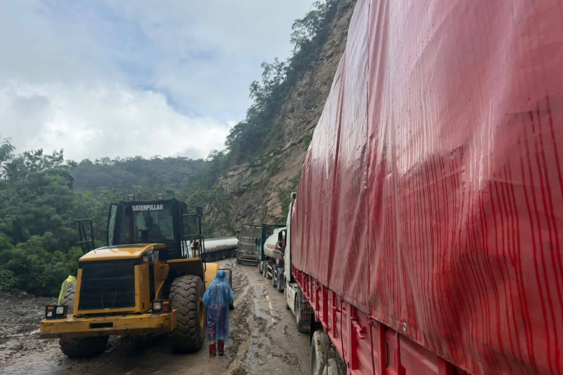 Instruyen despliegue de maquinaria pesada en la vía La Angostura–Samaipata por deslizamientos
