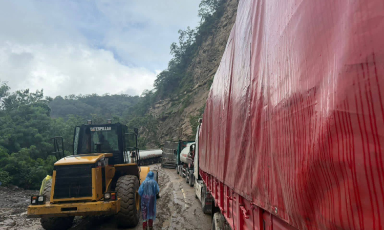 Instruyen despliegue de maquinaria pesada en la vía La Angostura–Samaipata por deslizamientos